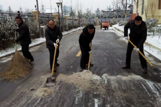 马陵中学开展扫雪行动 确保师生安全出行