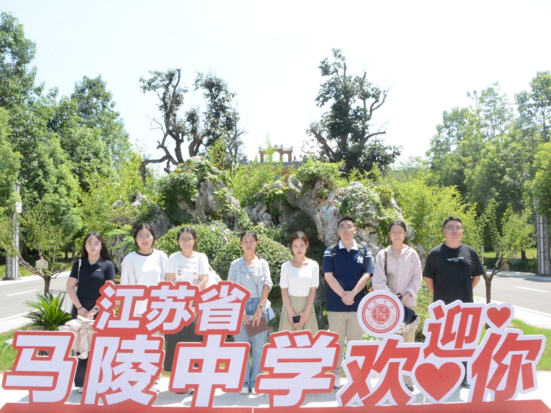 新教师合影_副本.jpg